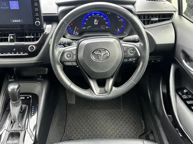 トヨタ カローラツーリング ハイブリッド ダブルバイビー 福岡県 2019(令1)年 3.7万km ブラックマイカ 横滑り防止機能/レーンキープアシスト/衝突被害軽減システム/バックカメラ/パーキングアシスト/追従クルーズコントロール/ディスプレイオーディオ/Bluetooth/Miracast/フルセグTV/USB接続4個/ビルトインETC/純正フロアマット/純正AW/シートシーター/ステアリングヒーター/１２Vソケット/LEDライト/モード切替