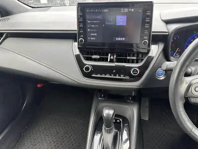 トヨタ カローラツーリング ハイブリッド ダブルバイビー 福岡県 2019(令1)年 3.7万km ブラックマイカ 横滑り防止機能/レーンキープアシスト/衝突被害軽減システム/バックカメラ/パーキングアシスト/追従クルーズコントロール/ディスプレイオーディオ/Bluetooth/Miracast/フルセグTV/USB接続4個/ビルトインETC/純正フロアマット/純正AW/シートシーター/ステアリングヒーター/１２Vソケット/LEDライト/モード切替
