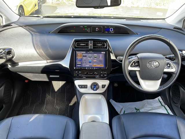 トヨタ プリウス A ツーリングセレクション 青森県 2016(平28)年 6.7万km アティチュードブラックマイカ ・純正メモリーナビ/（BT/SD/iPod/DVD/CD/AM/FM)/・フルセグTV/・トヨタセーフティセンス/・プリクラッシュセーフティ/・レーダークルーズコントロール/・レーンディパーチャー/・ロードサインアシスト/・オートマチックハイビーム/・パーキングサポートブレーキ/・コーナーセンサー/・ブラインドスポットモニター/・LEDヘッドライト/・ステアリングスイッチ/・スマートキー/・シートヒーター（前席）/・ドライブレコーダー/・17インチ純正アルミホイール/・電動格納ミラー/・アイドリングストップ/・ETC/・プッシュスタート/・純正フロアマット/・ドアバイザー
