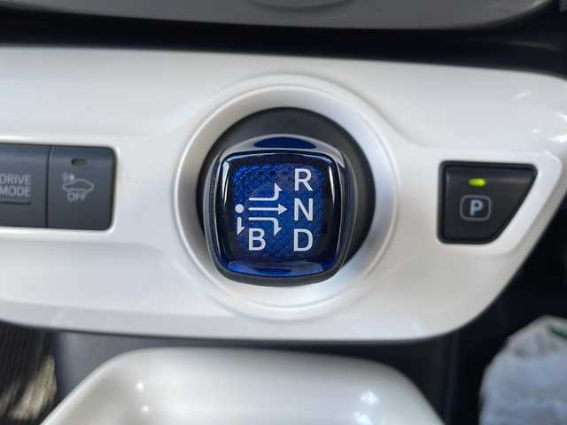 トヨタ プリウス A ツーリングセレクション 青森県 2016(平28)年 6.7万km アティチュードブラックマイカ ・純正メモリーナビ/（BT/SD/iPod/DVD/CD/AM/FM)/・フルセグTV/・トヨタセーフティセンス/・プリクラッシュセーフティ/・レーダークルーズコントロール/・レーンディパーチャー/・ロードサインアシスト/・オートマチックハイビーム/・パーキングサポートブレーキ/・コーナーセンサー/・ブラインドスポットモニター/・LEDヘッドライト/・ステアリングスイッチ/・スマートキー/・シートヒーター（前席）/・ドライブレコーダー/・17インチ純正アルミホイール/・電動格納ミラー/・アイドリングストップ/・ETC/・プッシュスタート/・純正フロアマット/・ドアバイザー