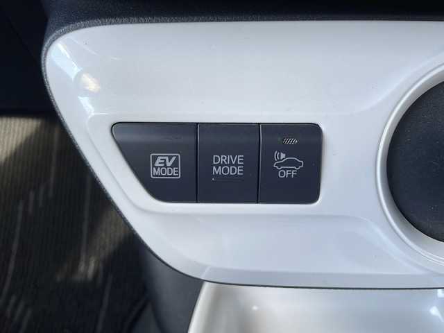 トヨタ プリウス A ツーリングセレクション 青森県 2016(平28)年 6.7万km アティチュードブラックマイカ ・純正メモリーナビ/（BT/SD/iPod/DVD/CD/AM/FM)/・フルセグTV/・トヨタセーフティセンス/・プリクラッシュセーフティ/・レーダークルーズコントロール/・レーンディパーチャー/・ロードサインアシスト/・オートマチックハイビーム/・パーキングサポートブレーキ/・コーナーセンサー/・ブラインドスポットモニター/・LEDヘッドライト/・ステアリングスイッチ/・スマートキー/・シートヒーター（前席）/・ドライブレコーダー/・17インチ純正アルミホイール/・電動格納ミラー/・アイドリングストップ/・ETC/・プッシュスタート/・純正フロアマット/・ドアバイザー