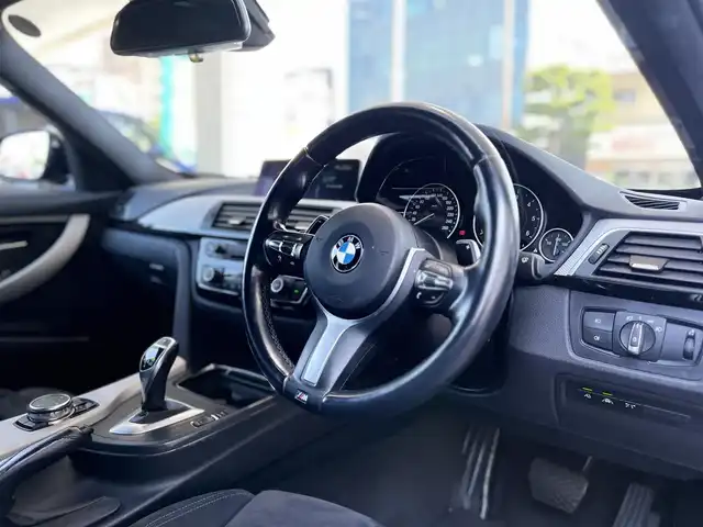ＢＭＷ ３２０ｄ Mスポーツ 大分県 2016(平28)年 4.5万km サファイアブラックP 純正ナビ/【Bluetooth/DVD/CD/ラジオ】/外部端子接続：USB/AUX/バックカメラ/コーナーセンサー/ETC/パドルシフト/車線変更警告/衝突被害軽減システム/レーンキープアシスト/オートライト/純正LEDヘッドライト/フロントフォグ/純正18インチAW/前後ドライブレコーダー（CSD-790FHG）/スマートキー2本/フロアマット/保証書/取扱説明書
