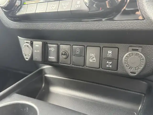 トヨタ ハイラックス Z 三重県 2021(令3)年 5.3万km オキサイドブロンズM プリクラッシュセーフティシステム/レーンディパーチャーアラート/アクティブトラクションコントロール/ダウンヒルアシストコントロール制御/オートLSD/リアデフロック/純正メモリナビ・地デジTV/・DVD/CD/・Bluetooth/バックカメラ/クリアランスソナー/純正ドライブレコーダー/レーダークルーズコントロール/USB端子/ETC/純正17インチアルミホイール/荷台カバー/LEDヘッドランプ/・オートライト/LEDフォグランプ/プッシュエンジンスタート/スマートキー×2/純正リモコンエンジンスターター/新車時保証書/取扱説明書