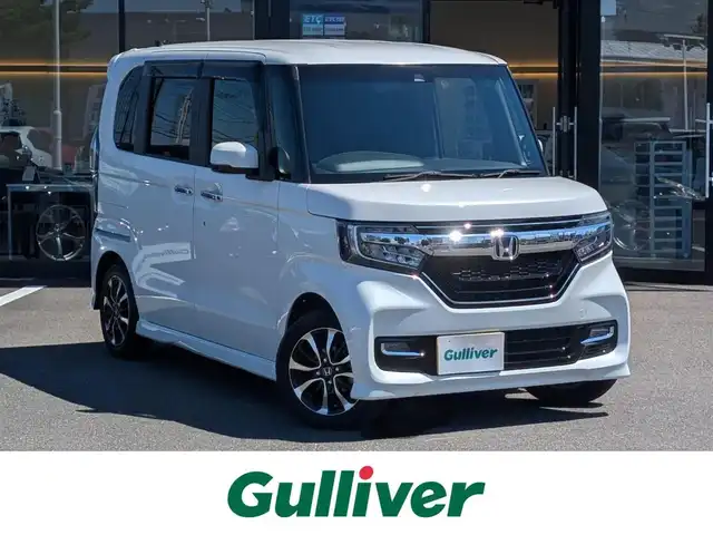ホンダ Ｎ ＢＯＸ カスタム G L ホンダセンシング 福井県 2020(令2)年 2.5万km プラチナホワイトパール 社外7インチSDナビ【CN-RE06D】/FM AM/SD/iPod/USB/Bluetooth /CD DVD/フルセグテレビ/革巻きステアリング/ステアリングリモコン/LEDヘッドライト/オートライト/純正ビルトインETC/シートヒーター(D/N席)/ウィンカーミラー/ドアバイザー/フロアマット/プラズマクラスター装備エアコン/ホンダセンシング/レーダークルーズコントロール/レーンキープアシスト/車線はみ出し警報/横滑り防止装置/衝突被害軽減機能/標識認識機能