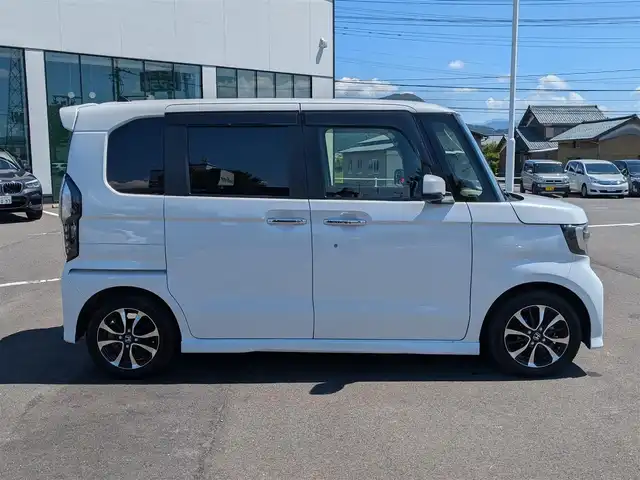 ホンダ Ｎ ＢＯＸ カスタム G L ホンダセンシング 福井県 2020(令2)年 2.5万km プラチナホワイトパール 社外7インチSDナビ【CN-RE06D】/FM AM/SD/iPod/USB/Bluetooth /CD DVD/フルセグテレビ/革巻きステアリング/ステアリングリモコン/LEDヘッドライト/オートライト/純正ビルトインETC/シートヒーター(D/N席)/ウィンカーミラー/ドアバイザー/フロアマット/プラズマクラスター装備エアコン/ホンダセンシング/レーダークルーズコントロール/レーンキープアシスト/車線はみ出し警報/横滑り防止装置/衝突被害軽減機能/標識認識機能