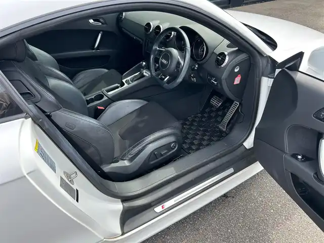 アウディ ＴＴクーペ 2．0 TFSI Sラインパック 石川県 2012(平24)年 6.3万km 白 純正SDナビ/Bluetooth・AM/FM・CD・DVD・ipod・USB・VTR/フルセグTV/ETC/クルーズコントロール/シートヒーター（D+N席）/パドルシフト/アンチロック・ブレーキ・システム/横滑り防止装置/盗難防止装置/エアバッグ（W+サイド）/純正フロアマット/純正アルミホイール/オートライト/スマートキー