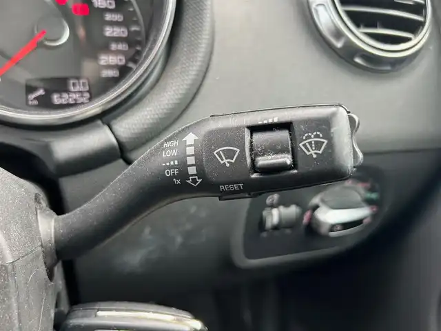 アウディ ＴＴクーペ 2．0 TFSI Sラインパック 石川県 2012(平24)年 6.3万km 白 純正SDナビ/Bluetooth・AM/FM・CD・DVD・ipod・USB・VTR/フルセグTV/ETC/クルーズコントロール/シートヒーター（D+N席）/パドルシフト/アンチロック・ブレーキ・システム/横滑り防止装置/盗難防止装置/エアバッグ（W+サイド）/純正フロアマット/純正アルミホイール/オートライト/スマートキー
