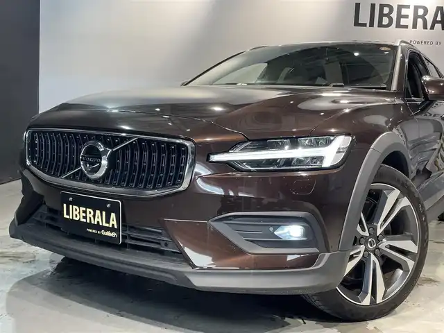 ボルボ Ｖ６０ クロスカントリー T5 AWD プロ 道央・札幌 2020(令2)年 4.5万km メープルブラウンM プラスパッケージ/・チルトアップ機構付電動パノラマガラスサンルーフ/・ステアリングホイール・ヒーター/・リア・シートヒーター/・テイラード・ダッシュボード/harman・Kardonプレミアムサウンド・オーディオシステム/ヒルスタートアシスト/ヒルディセントコントロール/8速ギアトロニック付オートマチックトランスミッション/速度感応式電動パワーステアリング/アイアンオレ・アルミニウムパネル/本革巻シルクメタル・ステアリングホイール/パーフォレッドファインナッパレザーシート/フロント電動ランバーサポート/フロントベンチレーション/衝突回避障害軽減ブレーキ/チルトアップ機能付電動パノラマガラスサーフ/３６０°カメラ/レインセンサー/パワーテールゲート