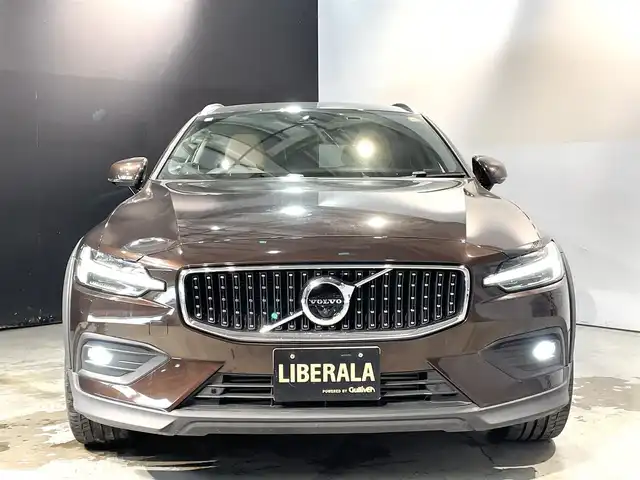 ボルボ Ｖ６０ クロスカントリー T5 AWD プロ 道央・札幌 2020(令2)年 4.5万km メープルブラウンM プラスパッケージ/・チルトアップ機構付電動パノラマガラスサンルーフ/・ステアリングホイール・ヒーター/・リア・シートヒーター/・テイラード・ダッシュボード/harman・Kardonプレミアムサウンド・オーディオシステム/ヒルスタートアシスト/ヒルディセントコントロール/8速ギアトロニック付オートマチックトランスミッション/速度感応式電動パワーステアリング/アイアンオレ・アルミニウムパネル/本革巻シルクメタル・ステアリングホイール/パーフォレッドファインナッパレザーシート/フロント電動ランバーサポート/フロントベンチレーション/衝突回避障害軽減ブレーキ/チルトアップ機能付電動パノラマガラスサーフ/３６０°カメラ/レインセンサー/パワーテールゲート
