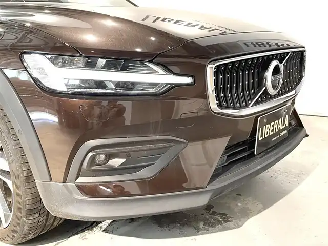 ボルボ Ｖ６０ クロスカントリー T5 AWD プロ 道央・札幌 2020(令2)年 4.5万km メープルブラウンM プラスパッケージ/・チルトアップ機構付電動パノラマガラスサンルーフ/・ステアリングホイール・ヒーター/・リア・シートヒーター/・テイラード・ダッシュボード/harman・Kardonプレミアムサウンド・オーディオシステム/ヒルスタートアシスト/ヒルディセントコントロール/8速ギアトロニック付オートマチックトランスミッション/速度感応式電動パワーステアリング/アイアンオレ・アルミニウムパネル/本革巻シルクメタル・ステアリングホイール/パーフォレッドファインナッパレザーシート/フロント電動ランバーサポート/フロントベンチレーション/衝突回避障害軽減ブレーキ/チルトアップ機能付電動パノラマガラスサーフ/３６０°カメラ/レインセンサー/パワーテールゲート