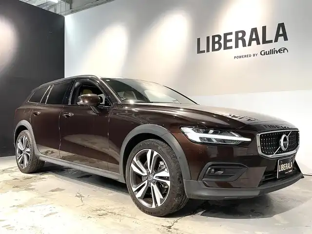 ボルボ Ｖ６０ クロスカントリー T5 AWD プロ 道央・札幌 2020(令2)年 4.5万km メープルブラウンM プラスパッケージ/・チルトアップ機構付電動パノラマガラスサンルーフ/・ステアリングホイール・ヒーター/・リア・シートヒーター/・テイラード・ダッシュボード/harman・Kardonプレミアムサウンド・オーディオシステム/ヒルスタートアシスト/ヒルディセントコントロール/8速ギアトロニック付オートマチックトランスミッション/速度感応式電動パワーステアリング/アイアンオレ・アルミニウムパネル/本革巻シルクメタル・ステアリングホイール/パーフォレッドファインナッパレザーシート/フロント電動ランバーサポート/フロントベンチレーション/衝突回避障害軽減ブレーキ/チルトアップ機能付電動パノラマガラスサーフ/３６０°カメラ/レインセンサー/パワーテールゲート