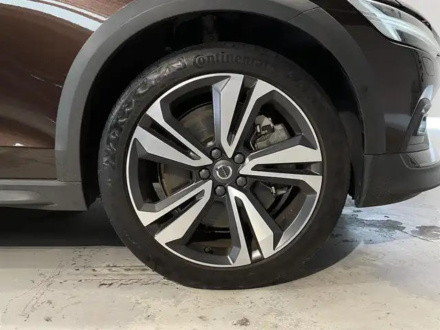 ボルボ Ｖ６０ クロスカントリー T5 AWD プロ 道央・札幌 2020(令2)年 4.5万km メープルブラウンM プラスパッケージ/・チルトアップ機構付電動パノラマガラスサンルーフ/・ステアリングホイール・ヒーター/・リア・シートヒーター/・テイラード・ダッシュボード/harman・Kardonプレミアムサウンド・オーディオシステム/ヒルスタートアシスト/ヒルディセントコントロール/8速ギアトロニック付オートマチックトランスミッション/速度感応式電動パワーステアリング/アイアンオレ・アルミニウムパネル/本革巻シルクメタル・ステアリングホイール/パーフォレッドファインナッパレザーシート/フロント電動ランバーサポート/フロントベンチレーション/衝突回避障害軽減ブレーキ/チルトアップ機能付電動パノラマガラスサーフ/３６０°カメラ/レインセンサー/パワーテールゲート