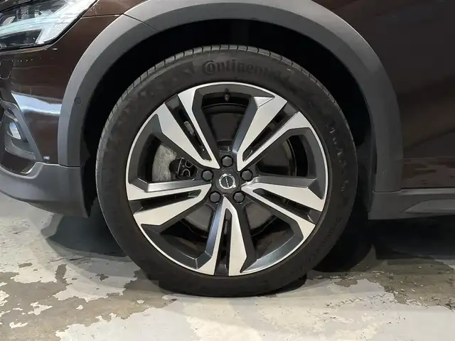 ボルボ Ｖ６０ クロスカントリー T5 AWD プロ 道央・札幌 2020(令2)年 4.5万km メープルブラウンM プラスパッケージ/・チルトアップ機構付電動パノラマガラスサンルーフ/・ステアリングホイール・ヒーター/・リア・シートヒーター/・テイラード・ダッシュボード/harman・Kardonプレミアムサウンド・オーディオシステム/ヒルスタートアシスト/ヒルディセントコントロール/8速ギアトロニック付オートマチックトランスミッション/速度感応式電動パワーステアリング/アイアンオレ・アルミニウムパネル/本革巻シルクメタル・ステアリングホイール/パーフォレッドファインナッパレザーシート/フロント電動ランバーサポート/フロントベンチレーション/衝突回避障害軽減ブレーキ/チルトアップ機能付電動パノラマガラスサーフ/３６０°カメラ/レインセンサー/パワーテールゲート