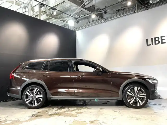 ボルボ Ｖ６０ クロスカントリー T5 AWD プロ 道央・札幌 2020(令2)年 4.5万km メープルブラウンM プラスパッケージ/・チルトアップ機構付電動パノラマガラスサンルーフ/・ステアリングホイール・ヒーター/・リア・シートヒーター/・テイラード・ダッシュボード/harman・Kardonプレミアムサウンド・オーディオシステム/ヒルスタートアシスト/ヒルディセントコントロール/8速ギアトロニック付オートマチックトランスミッション/速度感応式電動パワーステアリング/アイアンオレ・アルミニウムパネル/本革巻シルクメタル・ステアリングホイール/パーフォレッドファインナッパレザーシート/フロント電動ランバーサポート/フロントベンチレーション/衝突回避障害軽減ブレーキ/チルトアップ機能付電動パノラマガラスサーフ/３６０°カメラ/レインセンサー/パワーテールゲート
