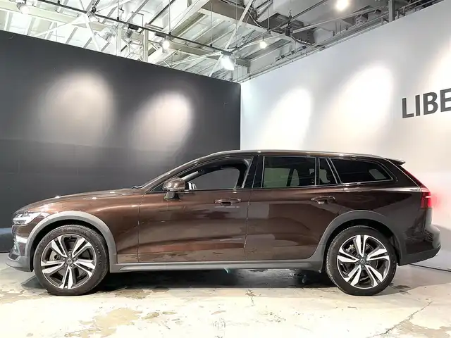 ボルボ Ｖ６０ クロスカントリー T5 AWD プロ 道央・札幌 2020(令2)年 4.5万km メープルブラウンM プラスパッケージ/・チルトアップ機構付電動パノラマガラスサンルーフ/・ステアリングホイール・ヒーター/・リア・シートヒーター/・テイラード・ダッシュボード/harman・Kardonプレミアムサウンド・オーディオシステム/ヒルスタートアシスト/ヒルディセントコントロール/8速ギアトロニック付オートマチックトランスミッション/速度感応式電動パワーステアリング/アイアンオレ・アルミニウムパネル/本革巻シルクメタル・ステアリングホイール/パーフォレッドファインナッパレザーシート/フロント電動ランバーサポート/フロントベンチレーション/衝突回避障害軽減ブレーキ/チルトアップ機能付電動パノラマガラスサーフ/３６０°カメラ/レインセンサー/パワーテールゲート