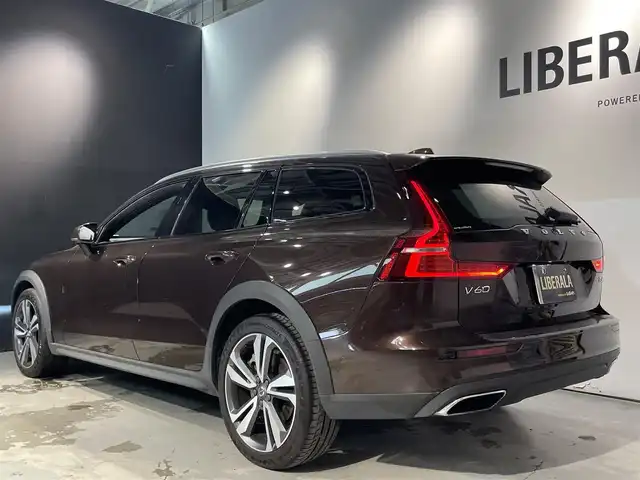 ボルボ Ｖ６０ クロスカントリー T5 AWD プロ 道央・札幌 2020(令2)年 4.5万km メープルブラウンM プラスパッケージ/・チルトアップ機構付電動パノラマガラスサンルーフ/・ステアリングホイール・ヒーター/・リア・シートヒーター/・テイラード・ダッシュボード/harman・Kardonプレミアムサウンド・オーディオシステム/ヒルスタートアシスト/ヒルディセントコントロール/8速ギアトロニック付オートマチックトランスミッション/速度感応式電動パワーステアリング/アイアンオレ・アルミニウムパネル/本革巻シルクメタル・ステアリングホイール/パーフォレッドファインナッパレザーシート/フロント電動ランバーサポート/フロントベンチレーション/衝突回避障害軽減ブレーキ/チルトアップ機能付電動パノラマガラスサーフ/３６０°カメラ/レインセンサー/パワーテールゲート