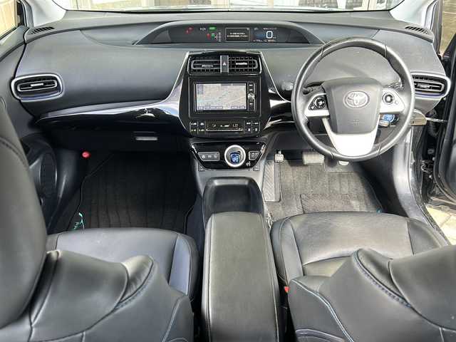 トヨタ プリウス S ツーリングセレクション 静岡県 2018(平30)年 7万km アティチュードブラックマイカ トヨタセーフティセンス/プリクラッシュセーフティ/レーンキープアシスト/レーダークルーズコンロトール/純正ナビ/フルセグTV/CD/DVD/Bluetooth/ラジオ/主要装備/レザーシート/シートヒーター/バックカメラ/ETC/LEDヘッドライト/プッシュスタート/スマートキー