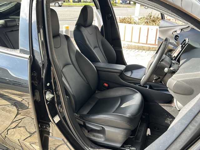 トヨタ プリウス S ツーリングセレクション 静岡県 2018(平30)年 7万km アティチュードブラックマイカ トヨタセーフティセンス/プリクラッシュセーフティ/レーンキープアシスト/レーダークルーズコンロトール/純正ナビ/フルセグTV/CD/DVD/Bluetooth/ラジオ/主要装備/レザーシート/シートヒーター/バックカメラ/ETC/LEDヘッドライト/プッシュスタート/スマートキー