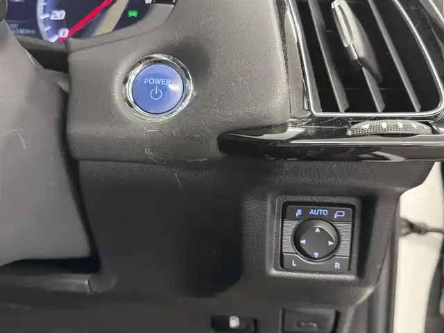 トヨタ クラウン ハイブリッド RS リミテッド 三重県 2020(令2)年 5.4万km ホワイトパールクリスタルシャイン ハイブリッド/FR/MTモード付フロアCVT/純正 8インチナビ/（AM/FM/CD/DVD/Blu-ray/SDREC/SD/USB/Bluetooth/Miracast/AUX/TV）/パノラミックビューモニター/ドライブレコーダー 前方/ビルトイン ETC/Toyota Safety Sense/・プリクラッシュセーフティ/・レーントレーシングアシスト/・レーダークルコン/・ロードサインアシスト/・アダプティブハイビームシステム/・ブラインドスポットモニター＋リヤクロストラフィックオートブレーキ/・インテリジェントクリアランスソナー［パーキングサポートブレーキ（静止物）］/・インテリジェント パーキングアシスト2/・リヤカメラディテクション［RCD］/など/装備/・ハーフレザーシート/・シートヒーター（D/N）/・ステアリングヒーター/・パワーシート（D8way＋ランバーサポート/N4way（肩口スイッチ付））/・カラーヘッドアップディスプレイ/・左右独立オートエアコン/・雨滴感応式フロントワイパー/・AC100Vコンセント（100W）/・3眼LEDヘッドランプ/・オートライト/・専用18inAW/・プッシュスタート/・保/取/ナビ取/・スマートキーx2/など