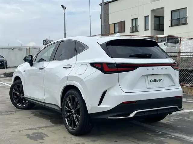 レクサス ＮＸ 350h Fスポーツ 広島県 2025(令7)年 0.1千km ホワイトノーヴァガラスフレーク ○走行距離14km（検査時）/ワンオーナー/ムーンルーフ/パノラミックビューモニターセット/純正ナビ/・フルセグTV/・Bluetooth/セーフティシステムプラス/・プリクラッシュセーフティ/・レーンディパーチャーアラート/・レーントレーシングアシスト/・レーダークルーズコントロール/・ロードサインアシスト/・発進遅れ告知システム/・ドライバー異常時対応システム/・プロアクティブドライビングアシスト/・オートマチックハイビーム/ブラインドスポットモニター/パーキングサポートブレーキ/ドライビングモードセレクト/パワーシート（運転席：メモリ付き/助手席）/シートヒーター（運転席/助手席）/ベンチレーション（運転席/助手席）/ステアリングヒーター/ハンズフリーパワーバックドア/○タイヤサイズ：235/50R20/・20インチ5本V字スポークアルミホイール