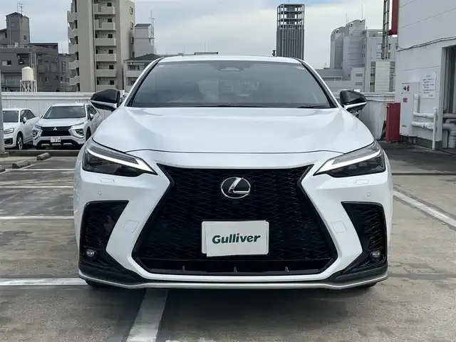レクサス ＮＸ 350h Fスポーツ 広島県 2025(令7)年 0.1千km ホワイトノーヴァガラスフレーク ○走行距離14km（検査時）/ワンオーナー/ムーンルーフ/パノラミックビューモニターセット/純正ナビ/・フルセグTV/・Bluetooth/セーフティシステムプラス/・プリクラッシュセーフティ/・レーンディパーチャーアラート/・レーントレーシングアシスト/・レーダークルーズコントロール/・ロードサインアシスト/・発進遅れ告知システム/・ドライバー異常時対応システム/・プロアクティブドライビングアシスト/・オートマチックハイビーム/ブラインドスポットモニター/パーキングサポートブレーキ/ドライビングモードセレクト/パワーシート（運転席：メモリ付き/助手席）/シートヒーター（運転席/助手席）/ベンチレーション（運転席/助手席）/ステアリングヒーター/ハンズフリーパワーバックドア/○タイヤサイズ：235/50R20/・20インチ5本V字スポークアルミホイール