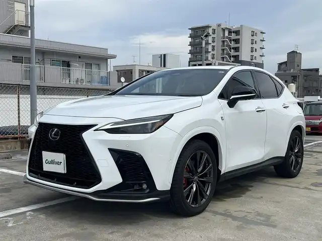 レクサス ＮＸ 350h Fスポーツ 広島県 2025(令7)年 0.1千km ホワイトノーヴァガラスフレーク ○走行距離14km（検査時）/ワンオーナー/ムーンルーフ/パノラミックビューモニターセット/純正ナビ/・フルセグTV/・Bluetooth/セーフティシステムプラス/・プリクラッシュセーフティ/・レーンディパーチャーアラート/・レーントレーシングアシスト/・レーダークルーズコントロール/・ロードサインアシスト/・発進遅れ告知システム/・ドライバー異常時対応システム/・プロアクティブドライビングアシスト/・オートマチックハイビーム/ブラインドスポットモニター/パーキングサポートブレーキ/ドライビングモードセレクト/パワーシート（運転席：メモリ付き/助手席）/シートヒーター（運転席/助手席）/ベンチレーション（運転席/助手席）/ステアリングヒーター/ハンズフリーパワーバックドア/○タイヤサイズ：235/50R20/・20インチ5本V字スポークアルミホイール
