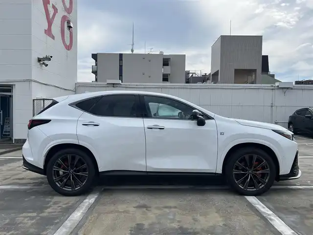 レクサス ＮＸ 350h Fスポーツ 広島県 2025(令7)年 0.1千km ホワイトノーヴァガラスフレーク ○走行距離14km（検査時）/ワンオーナー/ムーンルーフ/パノラミックビューモニターセット/純正ナビ/・フルセグTV/・Bluetooth/セーフティシステムプラス/・プリクラッシュセーフティ/・レーンディパーチャーアラート/・レーントレーシングアシスト/・レーダークルーズコントロール/・ロードサインアシスト/・発進遅れ告知システム/・ドライバー異常時対応システム/・プロアクティブドライビングアシスト/・オートマチックハイビーム/ブラインドスポットモニター/パーキングサポートブレーキ/ドライビングモードセレクト/パワーシート（運転席：メモリ付き/助手席）/シートヒーター（運転席/助手席）/ベンチレーション（運転席/助手席）/ステアリングヒーター/ハンズフリーパワーバックドア/○タイヤサイズ：235/50R20/・20インチ5本V字スポークアルミホイール