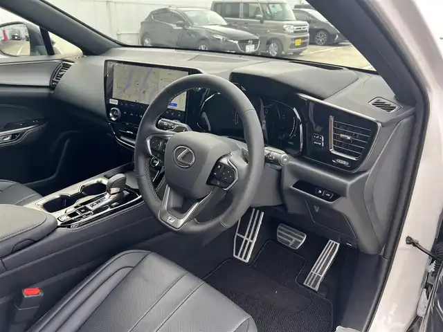 レクサス ＮＸ 350h Fスポーツ 広島県 2025(令7)年 0.1千km ホワイトノーヴァガラスフレーク ○走行距離14km（検査時）/ワンオーナー/ムーンルーフ/パノラミックビューモニターセット/純正ナビ/・フルセグTV/・Bluetooth/セーフティシステムプラス/・プリクラッシュセーフティ/・レーンディパーチャーアラート/・レーントレーシングアシスト/・レーダークルーズコントロール/・ロードサインアシスト/・発進遅れ告知システム/・ドライバー異常時対応システム/・プロアクティブドライビングアシスト/・オートマチックハイビーム/ブラインドスポットモニター/パーキングサポートブレーキ/ドライビングモードセレクト/パワーシート（運転席：メモリ付き/助手席）/シートヒーター（運転席/助手席）/ベンチレーション（運転席/助手席）/ステアリングヒーター/ハンズフリーパワーバックドア/○タイヤサイズ：235/50R20/・20インチ5本V字スポークアルミホイール