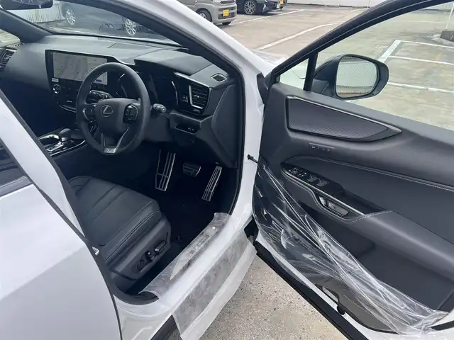 レクサス ＮＸ 350h Fスポーツ 広島県 2025(令7)年 0.1千km ホワイトノーヴァガラスフレーク ○走行距離14km（検査時）/ワンオーナー/ムーンルーフ/パノラミックビューモニターセット/純正ナビ/・フルセグTV/・Bluetooth/セーフティシステムプラス/・プリクラッシュセーフティ/・レーンディパーチャーアラート/・レーントレーシングアシスト/・レーダークルーズコントロール/・ロードサインアシスト/・発進遅れ告知システム/・ドライバー異常時対応システム/・プロアクティブドライビングアシスト/・オートマチックハイビーム/ブラインドスポットモニター/パーキングサポートブレーキ/ドライビングモードセレクト/パワーシート（運転席：メモリ付き/助手席）/シートヒーター（運転席/助手席）/ベンチレーション（運転席/助手席）/ステアリングヒーター/ハンズフリーパワーバックドア/○タイヤサイズ：235/50R20/・20インチ5本V字スポークアルミホイール