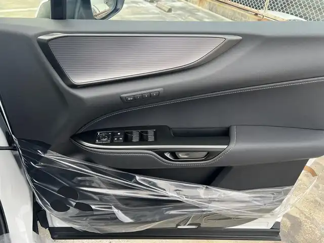 レクサス ＮＸ 350h Fスポーツ 広島県 2025(令7)年 0.1千km ホワイトノーヴァガラスフレーク ○走行距離14km（検査時）/ワンオーナー/ムーンルーフ/パノラミックビューモニターセット/純正ナビ/・フルセグTV/・Bluetooth/セーフティシステムプラス/・プリクラッシュセーフティ/・レーンディパーチャーアラート/・レーントレーシングアシスト/・レーダークルーズコントロール/・ロードサインアシスト/・発進遅れ告知システム/・ドライバー異常時対応システム/・プロアクティブドライビングアシスト/・オートマチックハイビーム/ブラインドスポットモニター/パーキングサポートブレーキ/ドライビングモードセレクト/パワーシート（運転席：メモリ付き/助手席）/シートヒーター（運転席/助手席）/ベンチレーション（運転席/助手席）/ステアリングヒーター/ハンズフリーパワーバックドア/○タイヤサイズ：235/50R20/・20インチ5本V字スポークアルミホイール