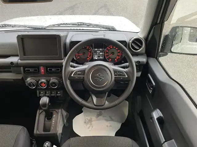 スズキ ジムニー ノマド FC 宮城県 2025(令7)年 0.1千km アークティックホワイトパール ワンオーナー/切替式4WD/コーナーセンサー/アイドリングストップ/ヘッドライトウォッシャー/ダウンヒルアシスト/レーダークルーズコントロール/衝突軽減システム/レーンキープアシスト/横滑り防止装置/前席シートヒーター/背面タイヤ/オートライト/電動格納ミラー/エンジンプッシュスタート/スマートキー/スペアキー/保証書/取り扱い説明書/純正AW付き夏タイヤ（195/80/R15）