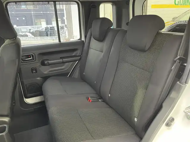 スズキ ジムニー ノマド FC 宮城県 2025(令7)年 0.1千km アークティックホワイトパール ワンオーナー/切替式4WD/コーナーセンサー/アイドリングストップ/ヘッドライトウォッシャー/ダウンヒルアシスト/レーダークルーズコントロール/衝突軽減システム/レーンキープアシスト/横滑り防止装置/前席シートヒーター/背面タイヤ/オートライト/電動格納ミラー/エンジンプッシュスタート/スマートキー/スペアキー/保証書/取り扱い説明書/純正AW付き夏タイヤ（195/80/R15）