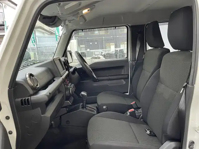 スズキ ジムニー ノマド FC 宮城県 2025(令7)年 0.1千km アークティックホワイトパール ワンオーナー/切替式4WD/コーナーセンサー/アイドリングストップ/ヘッドライトウォッシャー/ダウンヒルアシスト/レーダークルーズコントロール/衝突軽減システム/レーンキープアシスト/横滑り防止装置/前席シートヒーター/背面タイヤ/オートライト/電動格納ミラー/エンジンプッシュスタート/スマートキー/スペアキー/保証書/取り扱い説明書/純正AW付き夏タイヤ（195/80/R15）