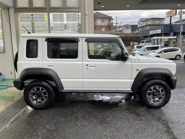 スズキ ジムニー ノマド FC 宮城県 2025(令7)年 0.1千km アークティックホワイトパール ワンオーナー/切替式4WD/コーナーセンサー/アイドリングストップ/ヘッドライトウォッシャー/ダウンヒルアシスト/レーダークルーズコントロール/衝突軽減システム/レーンキープアシスト/横滑り防止装置/前席シートヒーター/背面タイヤ/オートライト/電動格納ミラー/エンジンプッシュスタート/スマートキー/スペアキー/保証書/取り扱い説明書/純正AW付き夏タイヤ（195/80/R15）