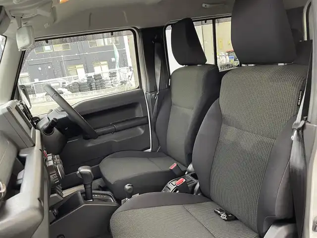 スズキ ジムニー ノマド FC 宮城県 2025(令7)年 0.1千km アークティックホワイトパール ワンオーナー/切替式4WD/コーナーセンサー/アイドリングストップ/ヘッドライトウォッシャー/ダウンヒルアシスト/レーダークルーズコントロール/衝突軽減システム/レーンキープアシスト/横滑り防止装置/前席シートヒーター/背面タイヤ/オートライト/電動格納ミラー/エンジンプッシュスタート/スマートキー/スペアキー/保証書/取り扱い説明書/純正AW付き夏タイヤ（195/80/R15）