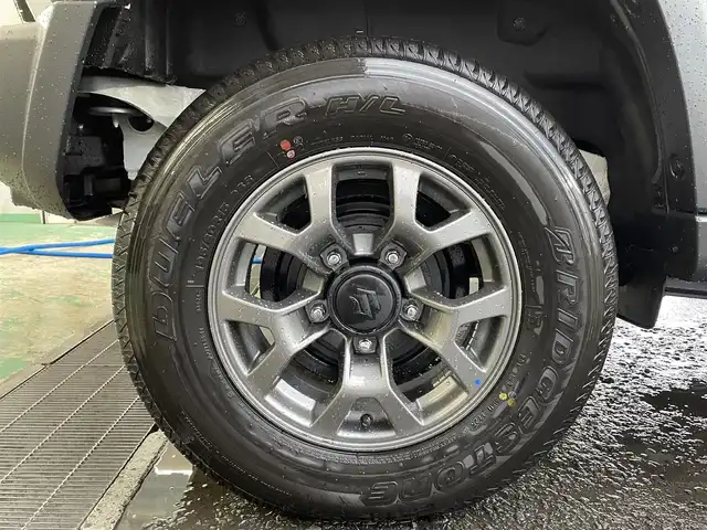 スズキ ジムニー ノマド FC 宮城県 2025(令7)年 0.1千km アークティックホワイトパール ワンオーナー/切替式4WD/コーナーセンサー/アイドリングストップ/ヘッドライトウォッシャー/ダウンヒルアシスト/レーダークルーズコントロール/衝突軽減システム/レーンキープアシスト/横滑り防止装置/前席シートヒーター/背面タイヤ/オートライト/電動格納ミラー/エンジンプッシュスタート/スマートキー/スペアキー/保証書/取り扱い説明書/純正AW付き夏タイヤ（195/80/R15）