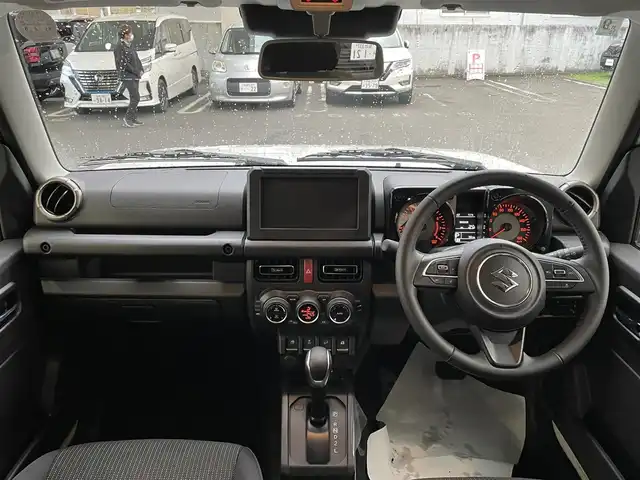 スズキ ジムニー ノマド FC 宮城県 2025(令7)年 0.1千km アークティックホワイトパール ワンオーナー/切替式4WD/コーナーセンサー/アイドリングストップ/ヘッドライトウォッシャー/ダウンヒルアシスト/レーダークルーズコントロール/衝突軽減システム/レーンキープアシスト/横滑り防止装置/前席シートヒーター/背面タイヤ/オートライト/電動格納ミラー/エンジンプッシュスタート/スマートキー/スペアキー/保証書/取り扱い説明書/純正AW付き夏タイヤ（195/80/R15）