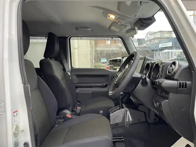 スズキ ジムニー ノマド FC 宮城県 2025(令7)年 0.1千km アークティックホワイトパール ワンオーナー/切替式4WD/コーナーセンサー/アイドリングストップ/ヘッドライトウォッシャー/ダウンヒルアシスト/レーダークルーズコントロール/衝突軽減システム/レーンキープアシスト/横滑り防止装置/前席シートヒーター/背面タイヤ/オートライト/電動格納ミラー/エンジンプッシュスタート/スマートキー/スペアキー/保証書/取り扱い説明書/純正AW付き夏タイヤ（195/80/R15）