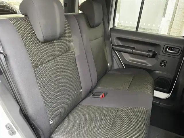 スズキ ジムニー ノマド FC 宮城県 2025(令7)年 0.1千km アークティックホワイトパール ワンオーナー/切替式4WD/コーナーセンサー/アイドリングストップ/ヘッドライトウォッシャー/ダウンヒルアシスト/レーダークルーズコントロール/衝突軽減システム/レーンキープアシスト/横滑り防止装置/前席シートヒーター/背面タイヤ/オートライト/電動格納ミラー/エンジンプッシュスタート/スマートキー/スペアキー/保証書/取り扱い説明書/純正AW付き夏タイヤ（195/80/R15）