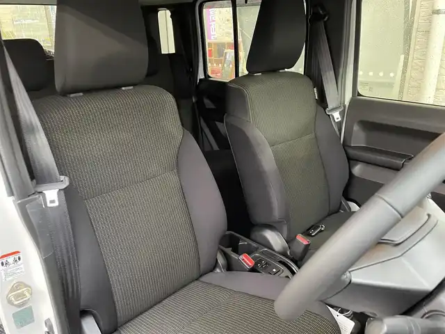 スズキ ジムニー ノマド FC 宮城県 2025(令7)年 0.1千km アークティックホワイトパール ワンオーナー/切替式4WD/コーナーセンサー/アイドリングストップ/ヘッドライトウォッシャー/ダウンヒルアシスト/レーダークルーズコントロール/衝突軽減システム/レーンキープアシスト/横滑り防止装置/前席シートヒーター/背面タイヤ/オートライト/電動格納ミラー/エンジンプッシュスタート/スマートキー/スペアキー/保証書/取り扱い説明書/純正AW付き夏タイヤ（195/80/R15）