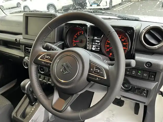 スズキ ジムニー ノマド FC 宮城県 2025(令7)年 0.1千km アークティックホワイトパール ワンオーナー/切替式4WD/コーナーセンサー/アイドリングストップ/ヘッドライトウォッシャー/ダウンヒルアシスト/レーダークルーズコントロール/衝突軽減システム/レーンキープアシスト/横滑り防止装置/前席シートヒーター/背面タイヤ/オートライト/電動格納ミラー/エンジンプッシュスタート/スマートキー/スペアキー/保証書/取り扱い説明書/純正AW付き夏タイヤ（195/80/R15）