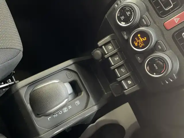 スズキ ジムニー ノマド FC 宮城県 2025(令7)年 0.1千km アークティックホワイトパール ワンオーナー/切替式4WD/コーナーセンサー/アイドリングストップ/ヘッドライトウォッシャー/ダウンヒルアシスト/レーダークルーズコントロール/衝突軽減システム/レーンキープアシスト/横滑り防止装置/前席シートヒーター/背面タイヤ/オートライト/電動格納ミラー/エンジンプッシュスタート/スマートキー/スペアキー/保証書/取り扱い説明書/純正AW付き夏タイヤ（195/80/R15）