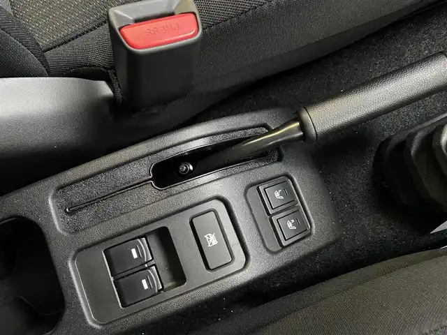 スズキ ジムニー ノマド FC 宮城県 2025(令7)年 0.1千km アークティックホワイトパール ワンオーナー/切替式4WD/コーナーセンサー/アイドリングストップ/ヘッドライトウォッシャー/ダウンヒルアシスト/レーダークルーズコントロール/衝突軽減システム/レーンキープアシスト/横滑り防止装置/前席シートヒーター/背面タイヤ/オートライト/電動格納ミラー/エンジンプッシュスタート/スマートキー/スペアキー/保証書/取り扱い説明書/純正AW付き夏タイヤ（195/80/R15）