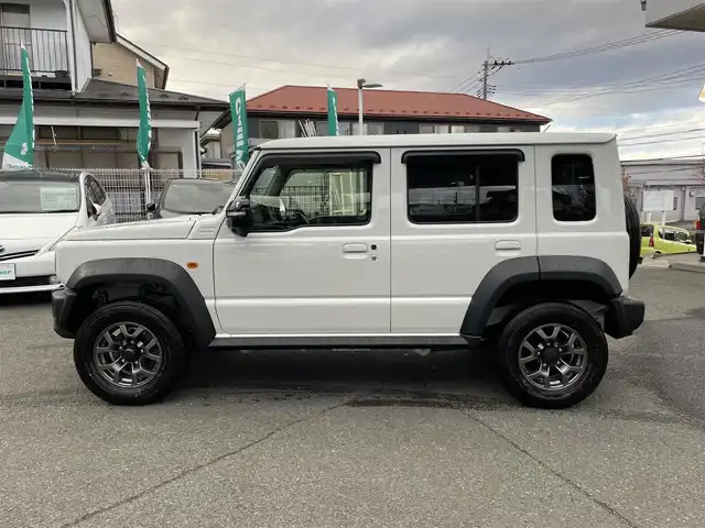 スズキ ジムニー ノマド FC 宮城県 2025(令7)年 0.1千km アークティックホワイトパール ワンオーナー/切替式4WD/コーナーセンサー/アイドリングストップ/ヘッドライトウォッシャー/ダウンヒルアシスト/レーダークルーズコントロール/衝突軽減システム/レーンキープアシスト/横滑り防止装置/前席シートヒーター/背面タイヤ/オートライト/電動格納ミラー/エンジンプッシュスタート/スマートキー/スペアキー/保証書/取り扱い説明書/純正AW付き夏タイヤ（195/80/R15）