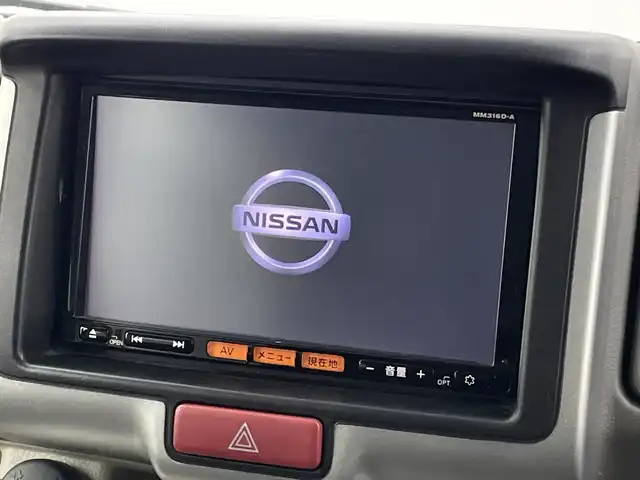 日産 ＮＶ１００クリッパー リオ E 新潟県 2016(平28)年 9万km ブルーイッシュブラック 4WD/純正ディーラーＯＰナビ（MM316D-A）/フルセグＴＶ/SD/DVD再生機能/USB接続/Bluetooth/ETC/シートヒーター/片側パワースライドドア/プッシュスタート/オートライト/革調シートカバー/純正アルミホイール/ステアリングスイッチ/純正フロアマット