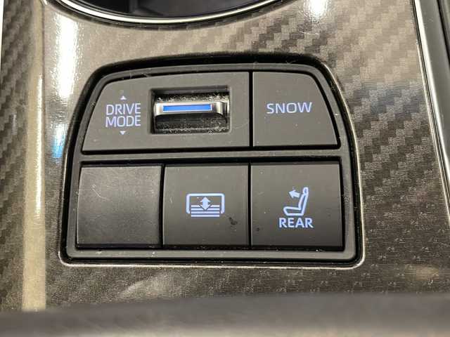 トヨタ クラウン ハイブリッド RS アドバンス 岐阜県 2020(令2)年 6.7万km プレシャスホワイトパール トヨタセーフティセンス/レーダークルーズコントロール(全車速追従機能付き)/ブラインドスポットモニター/レーントレーシングアシスト/先行車発進告知機能/ヘッドアップディスプレイ/ロードサインアシスト/アダプティブハイビームシステム/インテリジェントクリアランスソナー/純正12.3インチナビ/パノラミックビューモニター/フルセグTV/Bluetooth/DVD/Miracast/デジタルインナーミラー/リアクロストラフィックブレーキ（後方接近車両）/パーキングサポートブレーキ（静止物）/リアコンフォートパッケージ/リア電動サンシェード/全席パワーシート/全席シートヒーター/ベンチレーション/シートメモリ/ステアリングヒーター/電子パーキング/ブラックレザーシート/前後ドライブレコーダー/ビルトインETC/カードキー/保証書