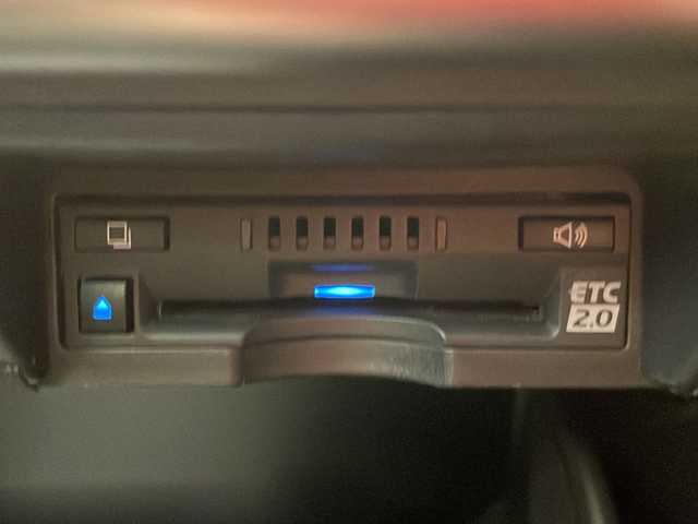 トヨタ クラウン ハイブリッド RS アドバンス 岐阜県 2020(令2)年 6.7万km プレシャスホワイトパール トヨタセーフティセンス/レーダークルーズコントロール(全車速追従機能付き)/ブラインドスポットモニター/レーントレーシングアシスト/先行車発進告知機能/ヘッドアップディスプレイ/ロードサインアシスト/アダプティブハイビームシステム/インテリジェントクリアランスソナー/純正12.3インチナビ/パノラミックビューモニター/フルセグTV/Bluetooth/DVD/Miracast/デジタルインナーミラー/リアクロストラフィックブレーキ（後方接近車両）/パーキングサポートブレーキ（静止物）/リアコンフォートパッケージ/リア電動サンシェード/全席パワーシート/全席シートヒーター/ベンチレーション/シートメモリ/ステアリングヒーター/電子パーキング/ブラックレザーシート/前後ドライブレコーダー/ビルトインETC/カードキー/保証書