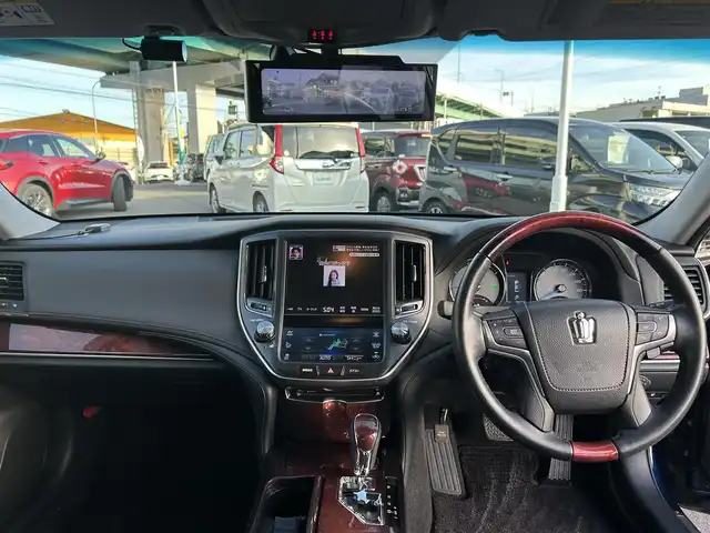 トヨタ クラウン マジェスタ Fバージョン 愛知県 2014(平26)年 8.1万km ダークブルーマイカ 禁煙車/純正8インチHDDナビ/DTV/BT/DVD/USB/AM/FM/パノラミックビューモニター/ミラー型ドライブレコーダー/ビルトインETC/レーダークルーズコントロール/プリクラッシュセーフティシステム/クリアランスソナー/ブラインドスポットモニター/ウッド/革巻きコンビハンドル/電動チルト＆テレスコピックステアリング/ステアリングヒーター/左右後席独立温度調整オートエアコン/リアオートエアコン/メモリー付きパワーシート/レザーシート/全席シートヒーター/前席シートベンチレーション/リヤ電動サンシェード/純正フロアマット/サイドバイザー/純正17インチAW/リヤセンターアームレスト/センターコンソール/LEDオートライト/フォグランプ