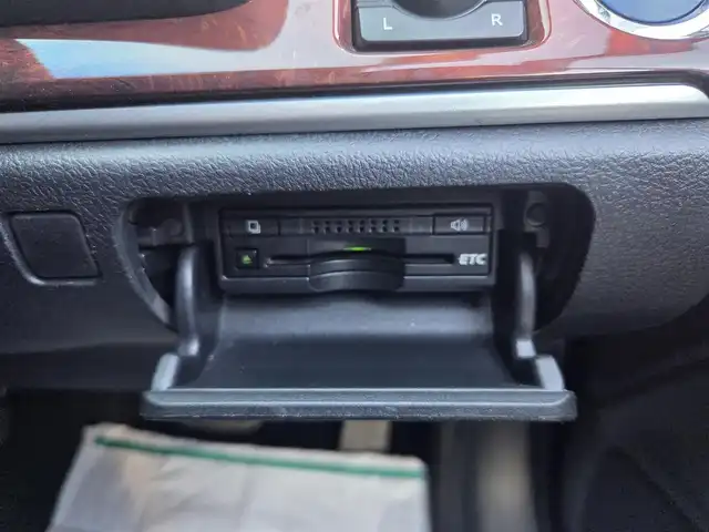 トヨタ クラウン マジェスタ Fバージョン 愛知県 2014(平26)年 8.1万km ダークブルーマイカ 〇純正8インチナビ/〇フルセグTV/〇バックカメラ/〇パノラミックビューカメラ/〇ビルトインETC/〇ドライブレコーダー（前後）/〇レーダークルーズコントロール/〇プリクラッシュセーフティシステム/〇LEDヘッドランプ/〇LEDフォグランプ/〇本木製/革巻きコンビステアリング/〇ステアリングヒーター/〇左右後席独立温度調整オートエアコン/〇リアオートエアコン/〇黒革シート/〇シートヒーター(運転席/助手席/後席)/〇シートベンチレーション(運転席/助手席)/〇パワーシート(運転席/助手席/後席)/〇手動サンシェード(リアドア)/電動サンシェード(リア)/〇純正17インチアルミ/〇スマートエントリー/スマートシステム/〇禁煙車