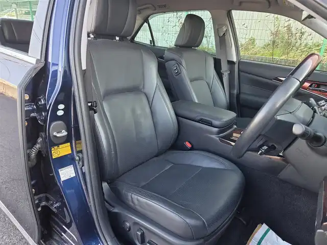 トヨタ クラウン マジェスタ Fバージョン 愛知県 2014(平26)年 8.1万km ダークブルーマイカ 〇純正8インチナビ/〇フルセグTV/〇バックカメラ/〇パノラミックビューカメラ/〇ビルトインETC/〇ドライブレコーダー（前後）/〇レーダークルーズコントロール/〇プリクラッシュセーフティシステム/〇LEDヘッドランプ/〇LEDフォグランプ/〇本木製/革巻きコンビステアリング/〇ステアリングヒーター/〇左右後席独立温度調整オートエアコン/〇リアオートエアコン/〇黒革シート/〇シートヒーター(運転席/助手席/後席)/〇シートベンチレーション(運転席/助手席)/〇パワーシート(運転席/助手席/後席)/〇手動サンシェード(リアドア)/電動サンシェード(リア)/〇純正17インチアルミ/〇スマートエントリー/スマートシステム/〇禁煙車